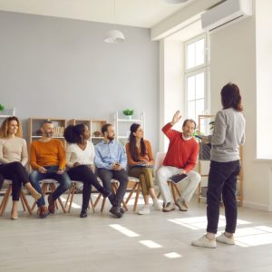 La qualité ne doit pas être perçue comme une tâche isolée, mais comme une responsabilité partagée par toutes les parties prenantes. Pour cela il est essentiel de promouvoir une culture de qualité au sein des équipes.