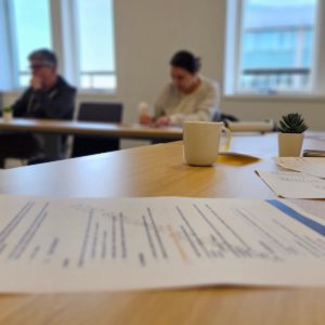 Stagiaires de formation qui passent un examen écrit dans une salle de formation d'Aldemia Campus Touch.
