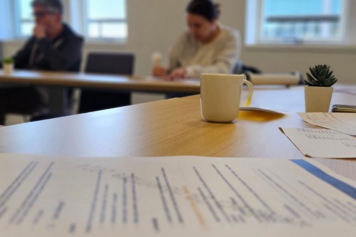 Stagiaires de formation qui passent un examen écrit dans une salle de formation d'Aldemia Campus Touch.