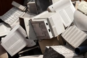 Des ordinateurs entassés dans une déchetterie. Le message est qu'en concevant des applications capables de fonctionner sur des équipements plus anciens on évite leur remplacement prématuré et la production de nouveaux équipements très coûteux en ressources naturelles.
