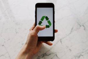 Un téléphone portable avec un symbole écologique. Message : Les méthodes agiles favorisent une approche itérative et centrée sur la valeur, qui réduit les développements superflus et permet de concevoir des campagnes de test plus ciblées et durables, dès les premières phases du projet.