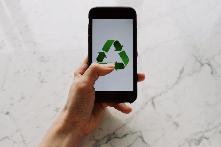 Un téléphone portable avec un symbole écologique. Message : Les méthodes agiles favorisent une approche itérative et centrée sur la valeur, qui réduit les développements superflus et permet de concevoir des campagnes de test plus ciblées et durables, dès les premières phases du projet.