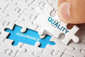 Une pièce de puzzle sur le point d'être intégrée au puzzle avec le mot "quality" illustre la qualité logicielle d'ALDEMIA.