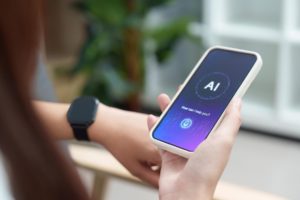 Une personne qui parle avec l'Intelligence artificielle via son téléphone.